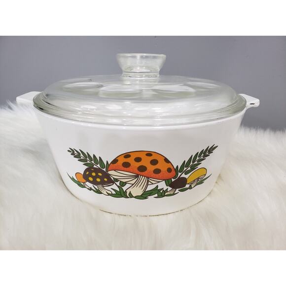 VINTAGE CORNING WARE MERRY MUSHROOM 2.5 QUART CASSEROLE DISH W/ DIMPLED LID - Picture 1 of 12